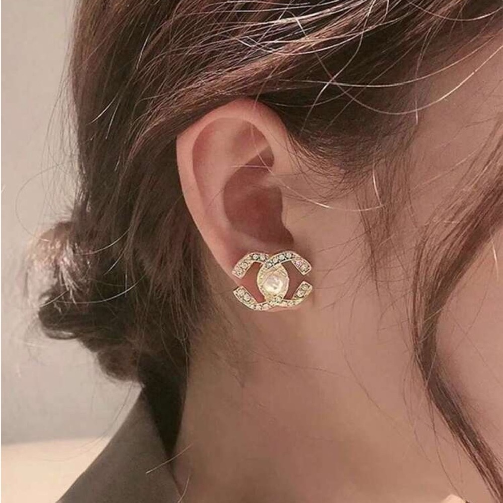 Elegant Gold and Pearl Earrings - Picture 2 of 4